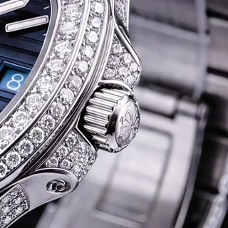 Macro of the fluted crown, engraved with a compass rose